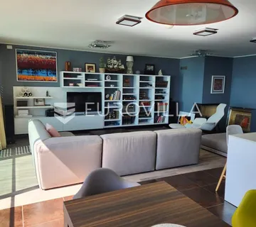Opatija, ekskluzivan stan na vrhunskoj lokaciji, dvosoban 87 m²,prvi red do mora