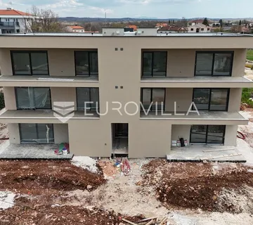 Istra, Poreč, luksuzan stan u prizemlju s 400 m² vrta i pogledom na more - cover