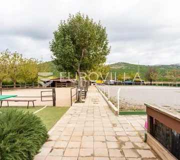 Dubrava kod Šibenika, uhodani konjički klub na parceli od 20.000,00 m² - Dubrava kod Šibenika, Šibenik