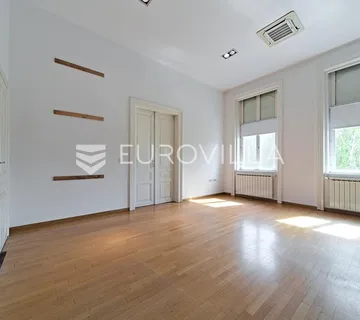 Osijek, Centar grada, prodaje se poslovni prostor u secescijskoj zgradi, 200 m²