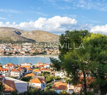 Trogir, Čiovo, građevinsko zemljište s pogledom na more, 350 m od plaže