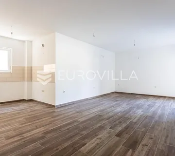 Čiovo, trosoban stan na prvoj etaži, prvi red do mora - Okrug Gornji, Okrug