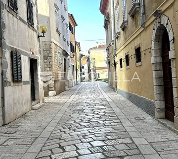 Istra, Poreč, šarmantan stan u starogradskoj jezgri s dvije stambene jedinice