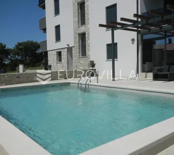 Istra, Medulin, elegantan stan 91 m² s vlastitim vrtom i bazenom