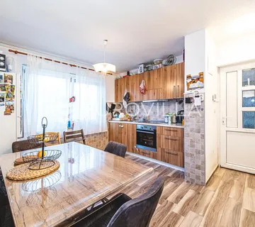 Zagreb, Šestinski vrh, dvosoban pet friendly stan površine 57 m² s vrtom i 2 parkinga