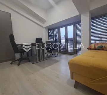 Rijeka, centar, uredski prostor 23 m² u zgradi s liftom