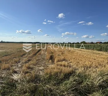 Ivankovo, građevinsko zemljište 2.532 m² oranica 2.550 m²