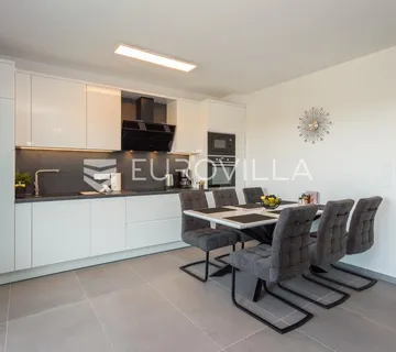 Istra, Štinjan, najam modernog stana 110 m² na drugom katu s tri spavaće sobe - Štinjan, Pula