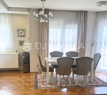 Split, Žnjan, dvosoban stan prvi red uz more