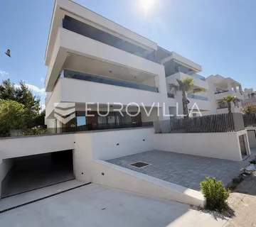 Ekskluzivan trosoban stan u Diklu, Zadar, 136 m² s krovnom terasom i pogledom na more