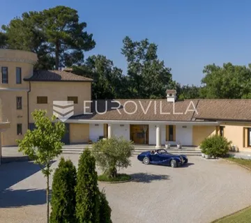 Unikatna dvorac, vila u Istri, Barban okolica, s bazenom i prostranom okućnicom