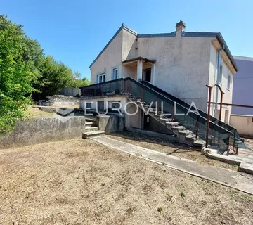 Istra, Pula, samostojeća kuća u centru s vrtom i garažom