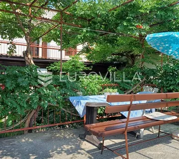 Novi Vinodolski, kuća, peterosoban stan 139 m² sa poslovnim prostorom 25 m², garaža, 300 m od mora