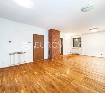 Zagreb, Lučko, obiteljska kuća s dva stana na parceli površine 1848 m² - cover