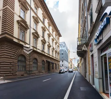Centar Rijeke, prizemni poslovni prostor 169 m² s dva izloga, dugoročni najam - Rijeka