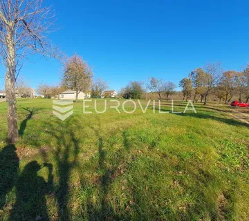 Poreč, okolica - lijepo građevinsko zemljište NKP 832 m2 pravilnog oblika