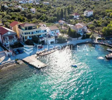 Otok Ugljan, kuća s pet apartmana prvi red do mora - cover