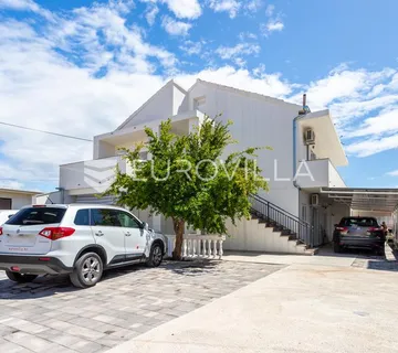 Vodice, apartmanska kuća – idealna investicija za turizam!