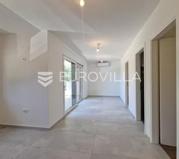 Vir, apartman s dvije spavaće sobe u novogradnji, južna strana otoka