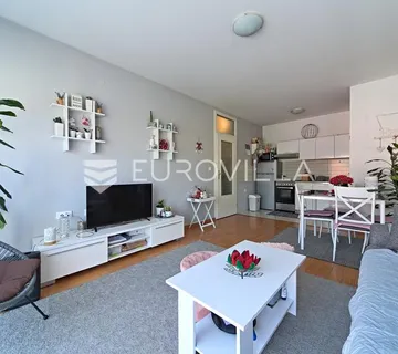 Osijek, Gornji grad, prodaja namještenog dvosobnog stana u novijoj zgradi, površine 47,36 m²