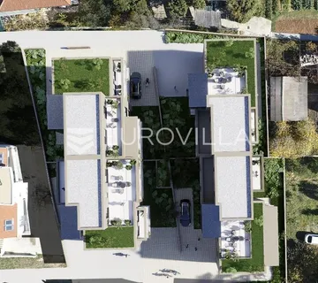 Trogir, komforan jednosoban stan s krovnom terasom, pogled na more i grad - cover
