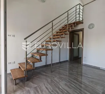 Rab, Banjol, dvosoban stan u novogradnji u blizini mora na dvije etaže - Banjol, Rab