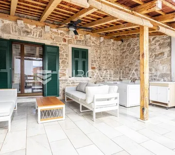 Hvar, Vrbanj, renovirana kamena kuća