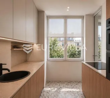 Zagreb, Donji Grad, luksuzno renoviran trosoban stan s loggiom, 60 m²