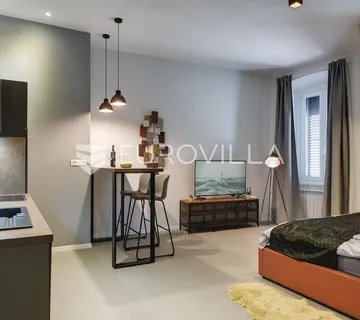 Pula, prvi red do mora, višesoban stan, NKP 129 m2 - Medulin