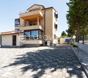 Pakoštane, Drage, kuća s tri stambene jedinice, 600 m od mora - Drage, Pakoštane
