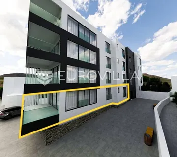 Opatija, trosobni stan u prizemlju, NKP 83 m2, garaža