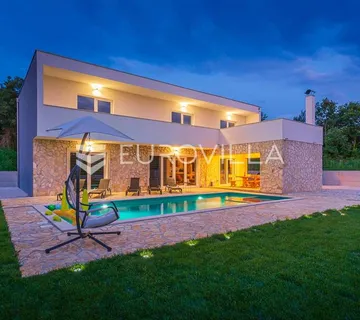 Istra, Juršići - prekrasna i moderna kuća 243 m2, bazen 40 m2, jacuzzi - cover