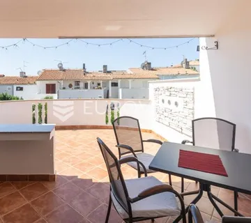Istra, Barbariga, elegantan i svijetao stan 44 m² s dvije velike terase na 1. katu - Vodnjan