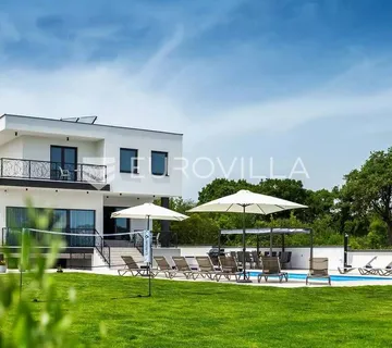 Štinjan, luksuzna vila s bazenom i prostranom okućnicom - cover