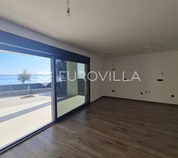 Vir, luksuzan apartman s 3 spavaće sobe, prvi red do mora, centar otoka