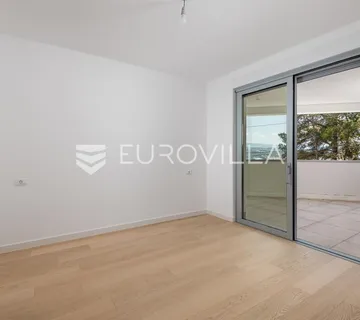 Opatija, centar, dvosoban stan u novogradnji NKP 102 m2