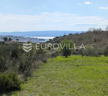 Mravince, zemljište ukupne površine 2.474 m² od čega 1.600 m² građevno - cover