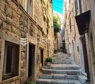Otok Korčula, grad Korčula, kuća za adaptaciju u staroj jezgri - cover