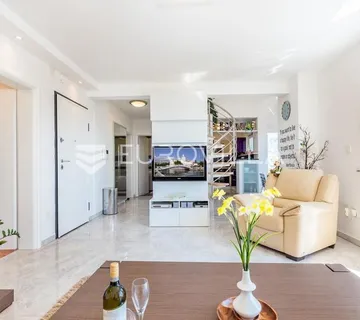 Crikvenica, eksluzivni četverosobni penthouse neto korisne površine od 145 m² s parkingom