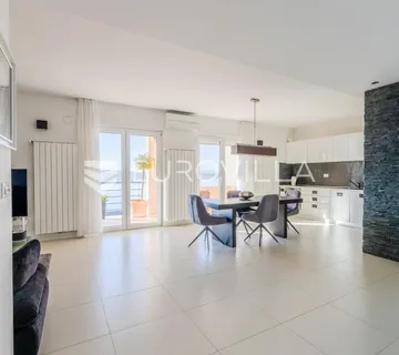 Crikvenica, kuća s četiri apartmana, bazenom, uhodan turistički posao s pogledom na more - cover