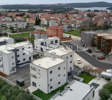 Medulin, novogradnja: Prostran četverosoban stan s garažom, 600m od mora