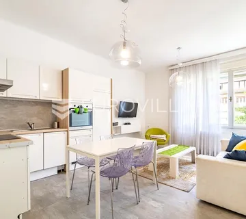 Zagreb, Britanski trg, kompletno adaptiran i namješten trosoban stan s garažom, 60 m²
