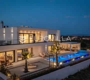 Vodice, moderna vila s bazenom i pogledom na more, 332,92 m²