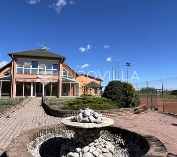 Vukovar, Mitnica, Poslovni kompleks sa dva teniska terena, 3929 m².