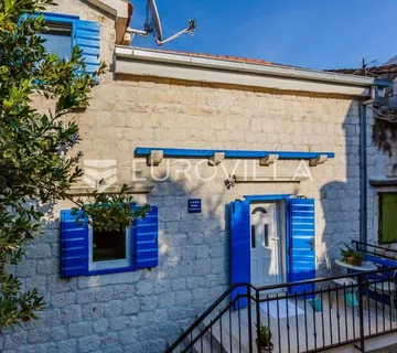Kaštel Novi, dvoetažni dvosobni stan u centru, neto 71,7 m² - cover