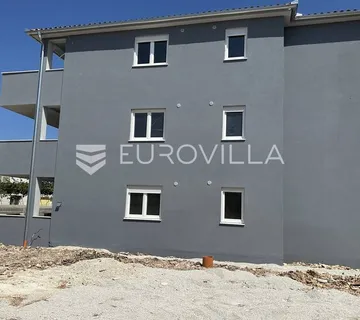 Šišan, trosoban stan NKP 67 m2 i velikim vrtom od 204 m2
