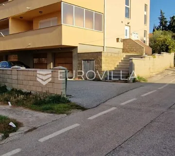 Pag, Novalja, tri apartmana u stambenoj zgradi
