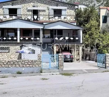 Karlobag, kuća sa 6 apartmana, 450 m², okućnica 600 m², 250 m od mora