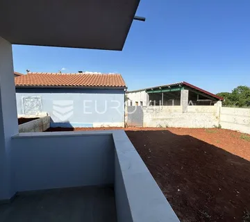 Šišan, trosoban stan neto korisne površine od 67 m² i velikim vrtom od 204 m² - Šišan, Ližnjan