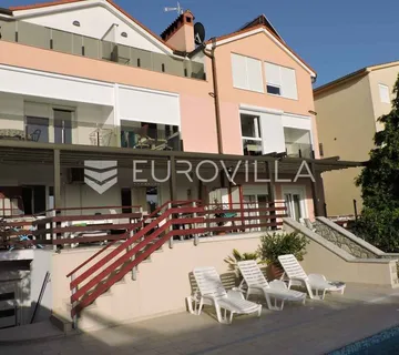 Istra, Peroj, apartmanska kuća s prekrasnom okućnicom i panoramskim pogledom na Brijune - cover